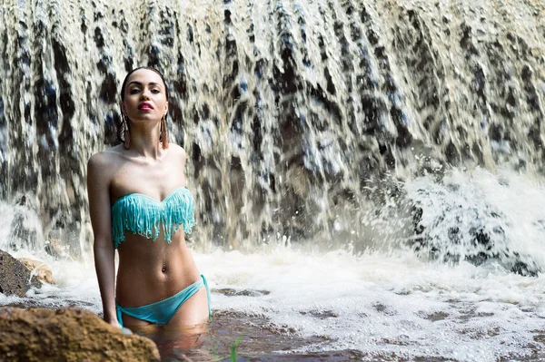 Seductora mujer disfrutando de una cascada — Foto de Stock