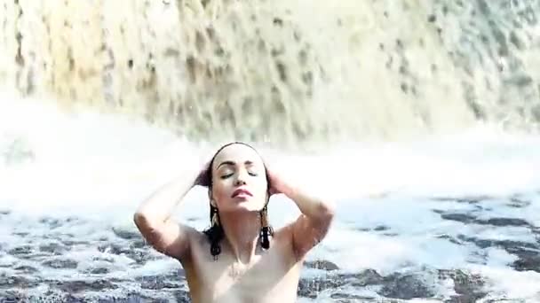 devushka-kupaetsya-v-vodopade-foto-samaya-staraya-zvezda-porno