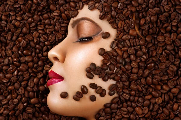 Schoonheid profiel gezicht met make-up in koffiebonen — Stockfoto