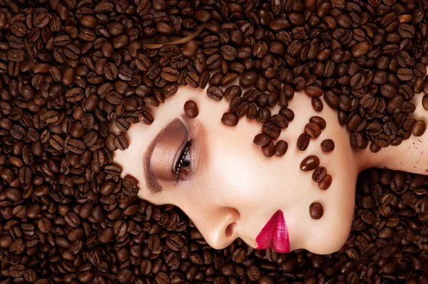 Koffiebonen in schoonheid profiel gezicht — Stockfoto
