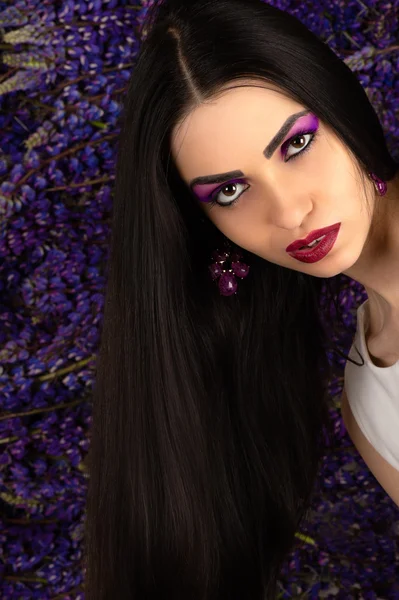 Půvabná bruneta žena s světlý make-up — Stock fotografie