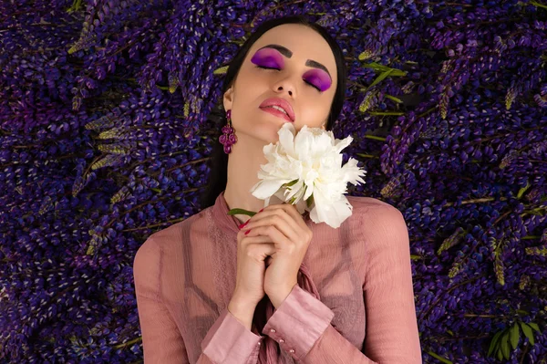 Elegante bella donna con una peonia bianca in mano — Foto Stock