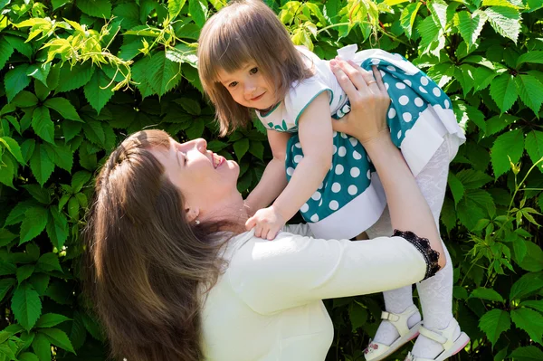 Mãe feliz segurando filha — Fotografia de Stock