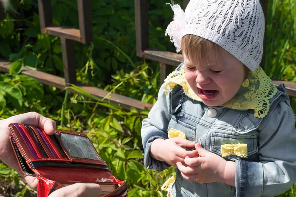 Huilende baby met lege portemonnee — Stockfoto