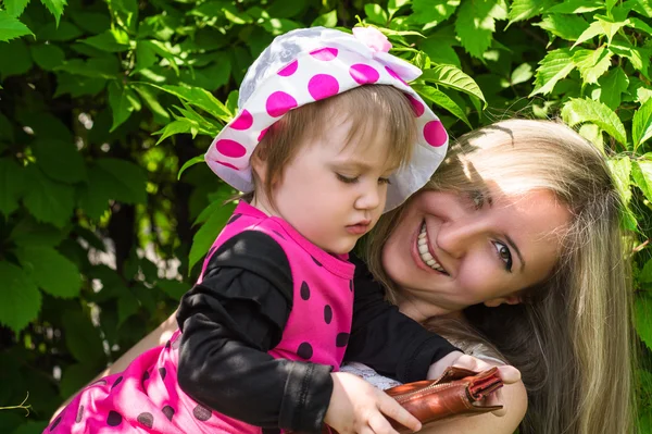 Lachende moeder met een dochter — Stockfoto