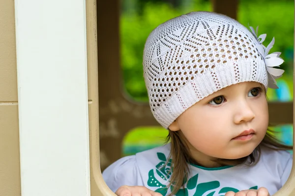 Retrato bonito bebê menina no branco cap — Fotografia de Stock