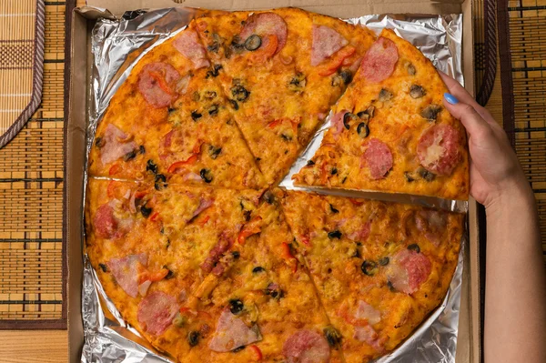 Νόστιμη πίτσα με λουκάνικο — Φωτογραφία Αρχείου