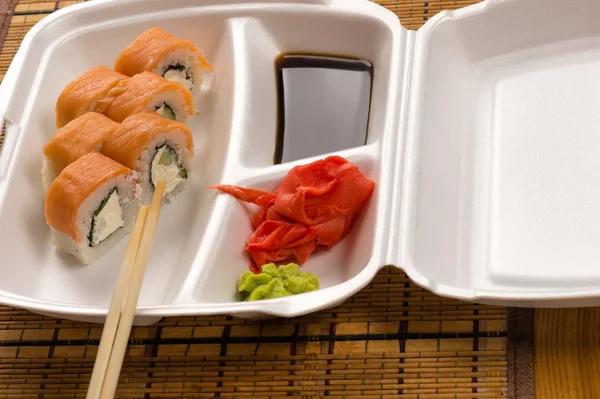 寿司卷在盘子里 — 图库照片