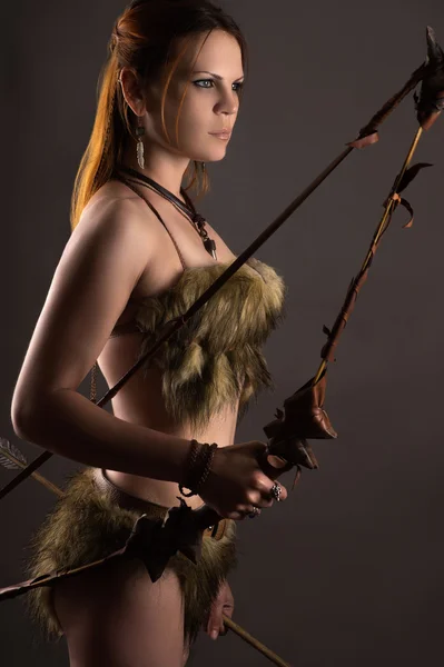 Bela mulher arqueiro com arco — Fotografia de Stock