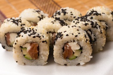 somon ve beyaz ve siyah susam ile rulo