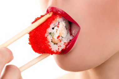 seksi kadın yemek suşi roll, şehvetli kırmızı dudaklar