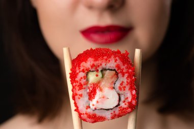 tutan kız chopsticks rulo