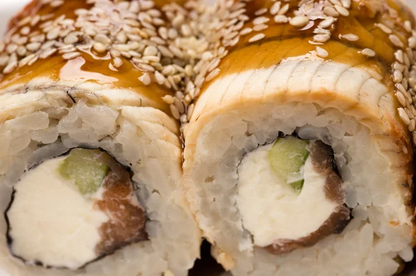 美味的寿司卷鳗鱼和鲑鱼 — 图库照片