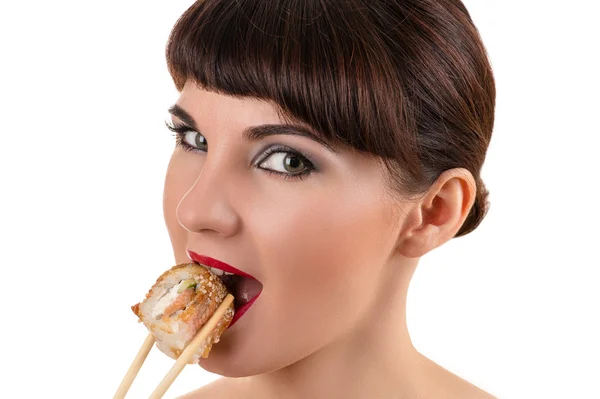 Hermosa mujer comiendo rollo con salmón — Foto de Stock