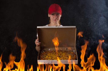 pizza kutusu yanıyor ile genç kız