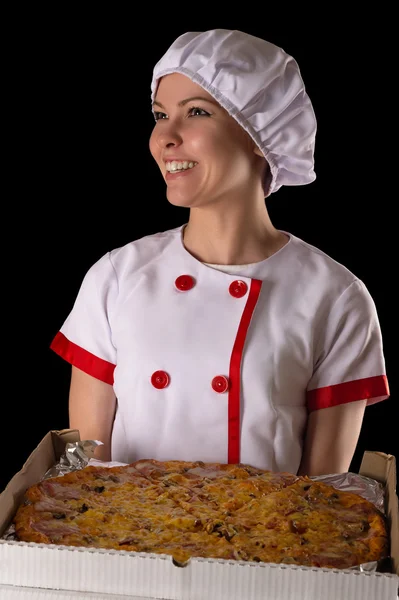 Chef menina sorridente com pizza nas mãos — Fotografia de Stock