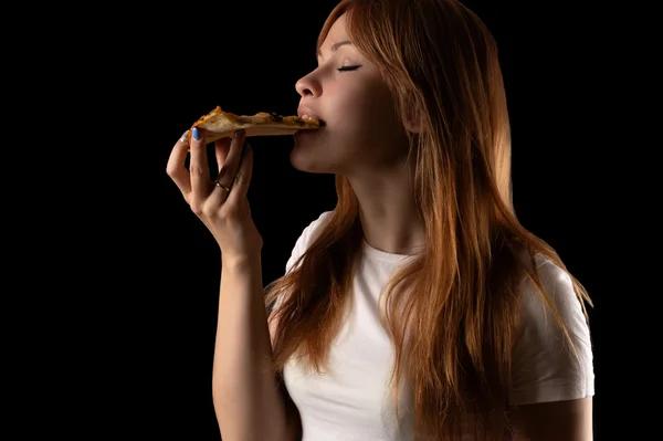 Attraente giovane ragazza mangiare pizza — Foto Stock