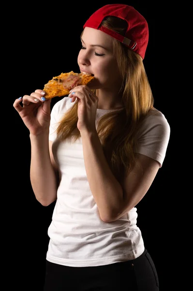 Aantrekkelijk meisje pizza eten — Stockfoto