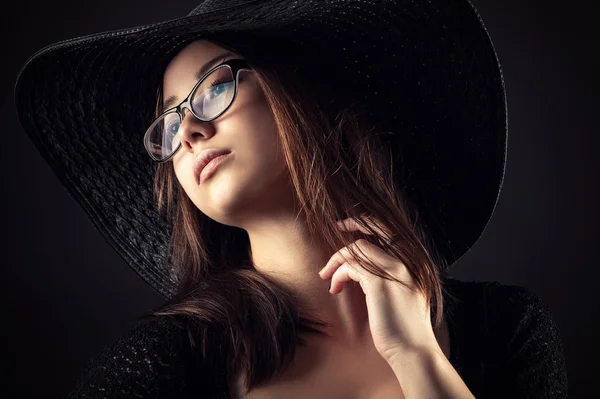 아름 다운 혼합 인종 한국 러시아 여자 안경, 패션 모자 — 스톡 사진