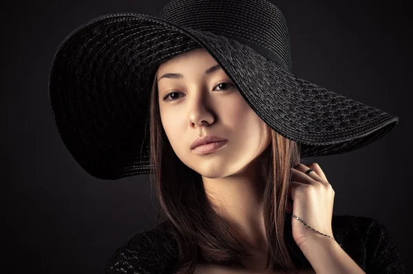 Hermosa mezcla de raza coreana rusa chica con sombrero negro —  Fotos de Stock