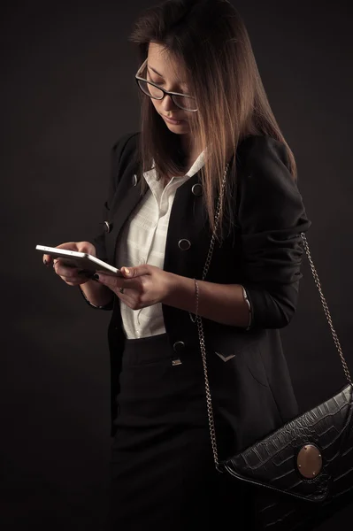 Jonge Koreaanse tienermeisje met een tablet in handen — Stockfoto