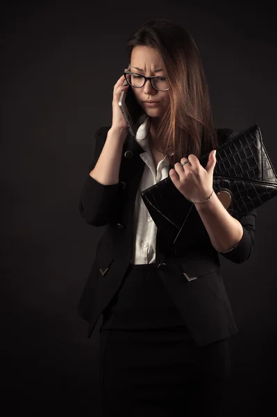 Descontento adolescente chica hablando en el teléfono móvil — Foto de Stock