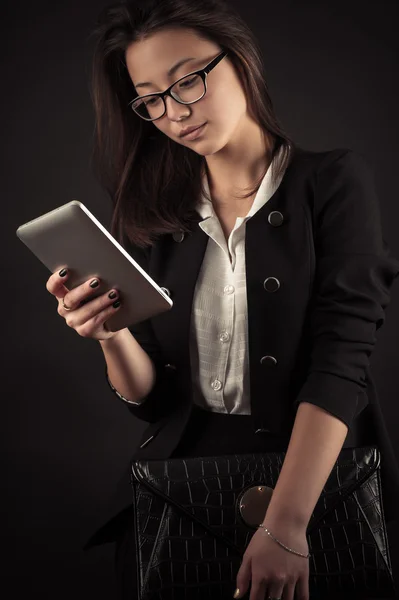 Atractiva chica adolescente trabajando con la tableta — Foto de Stock