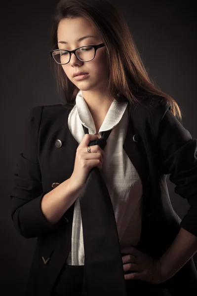 ビジネス スーツで韓国の十代の少女 — ストック写真