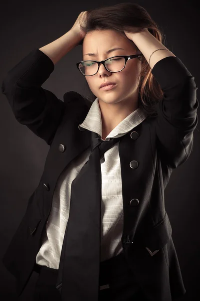 Coréen adolescent fille en costume d'affaires tenant les mains cheveux — Photo