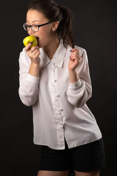 美丽的女孩吃青苹果 — 图库照片