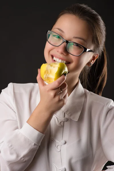 Корейская красивая улыбающаяся девушка ест зеленое яблоко — стоковое фото