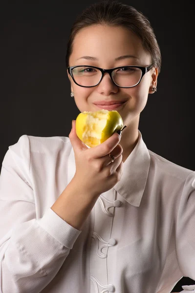 Bella ragazza sorridente mangiare mela verde — Foto Stock