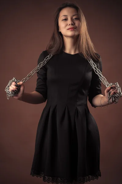 Coréen souriant adolescent fille avec chaîne dans les mains — Photo