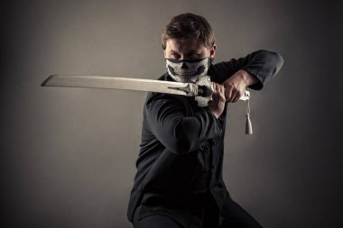 Vahşi savaşçı bir katana ile saldırıyor.