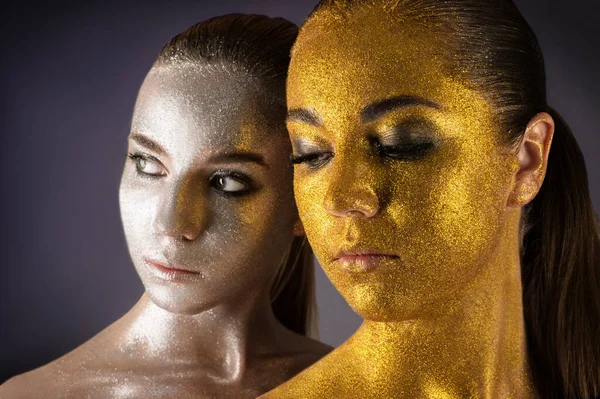 Bellos Retratos Dos Mujeres Oro Plata Polvo — Foto de Stock