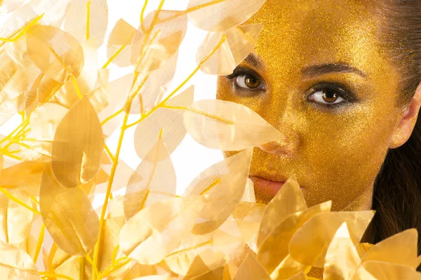 Hermosa Mujer Con Polvo Oro Cara Con Hojas — Foto de Stock