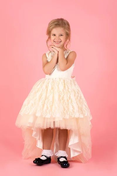 Mała Dziewczynka Białej Sukience Marzy — Zdjęcie stockowe