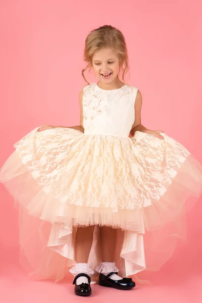 Pequena Criança Bonita Vestido Branco Isolado Fundo Rosa — Fotografia de Stock