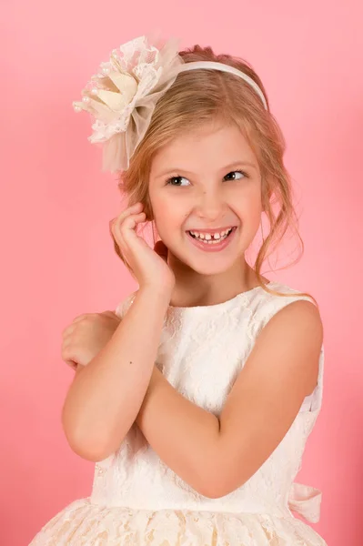 Retrato Criança Pequena Isolado Fundo Rosa — Fotografia de Stock