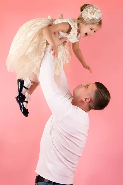 Lycklig Far Håller Skrattande Dotter Armar — Stockfoto