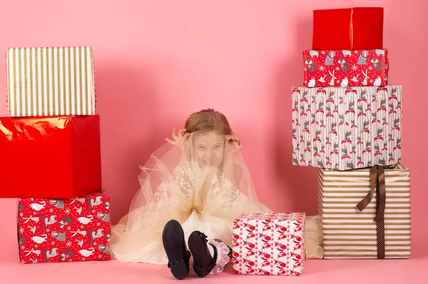 Petit Enfant Avec Boîte Cadeau Sur Fond Rose Images De Stock Libres De Droits