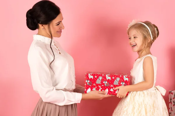 Mãe Feliz Filha Com Caixa Presente Imagem De Stock