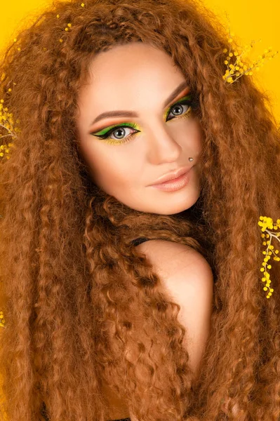 Retrato Uma Mulher Bonita Com Cabelo Encaracolado — Fotografia de Stock