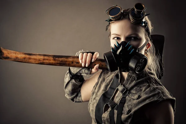 Brutale Vrouw Een Steampunk Masker Bijl Handen — Stockfoto