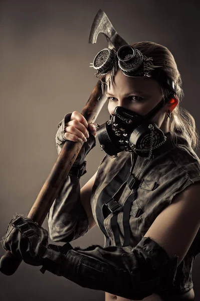 Kvinna Bär Cyberpunk Stil Mask Förgrening Yxa — Stockfoto
