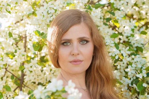 Mooie Portret Vrouw Met Bloemen Closeup — Stockfoto