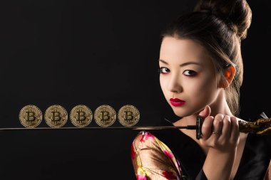 Kılıcında bitcoin olan bir portre kadın.