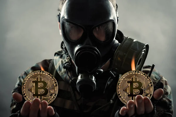 Mann Mit Gasmaske Hält Bitcoin Münzen Den Händen Oin Bergbauökologisches Stockbild