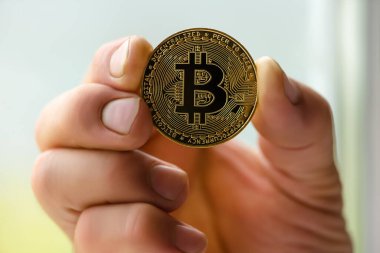 Bitcoin elinizin altında, yakın plan