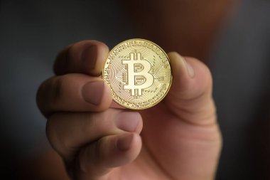 Bitcoin 'i elinde tutan adam yakın plan